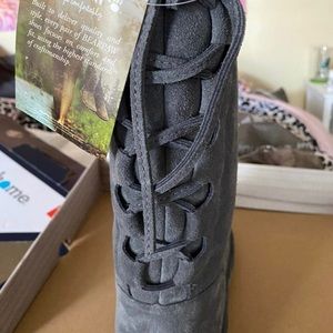 Bear paws woman’s size 11